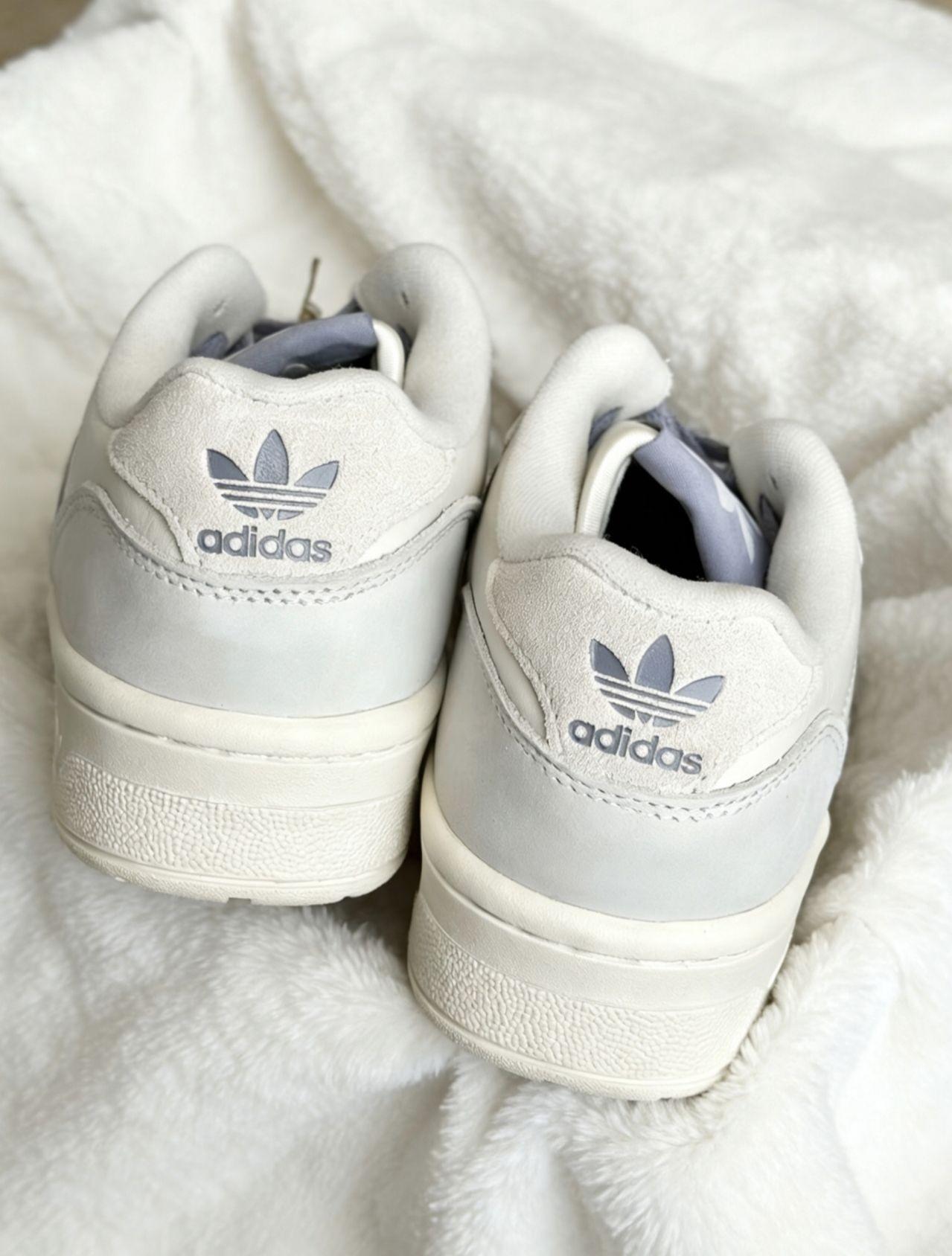 温柔白紫yyds!这双三叶草的配色太绝了!